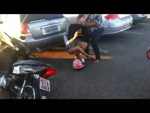NEGOU DINHEIRO - Morador de rua ataca mulher com golpes de capacete no estacionamento de supermercado - News Rondônia