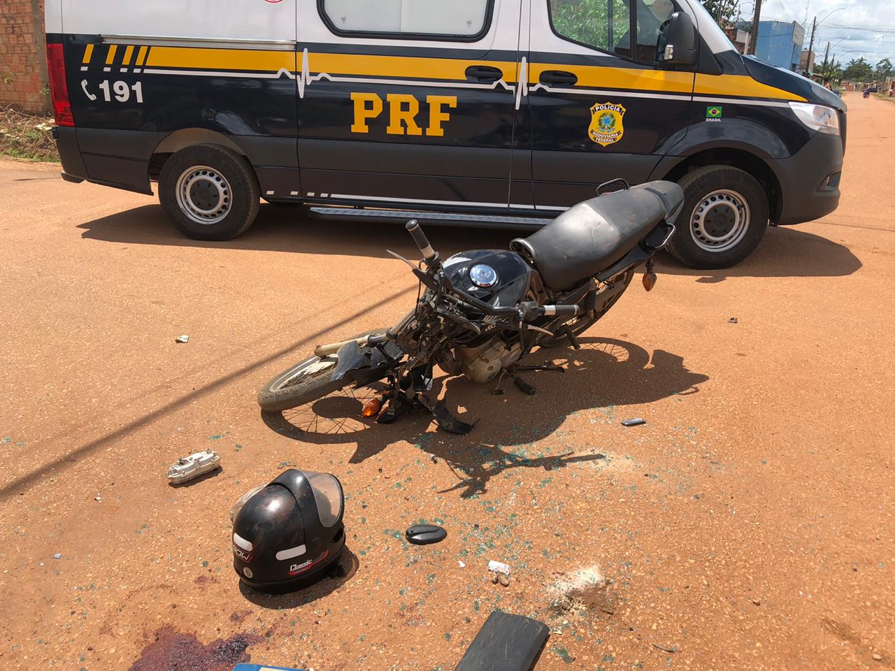 Motociclista fica com lesões pelo corpo após avançar a preferencial e atingir lateral de carro - FOTOS - News Rondônia