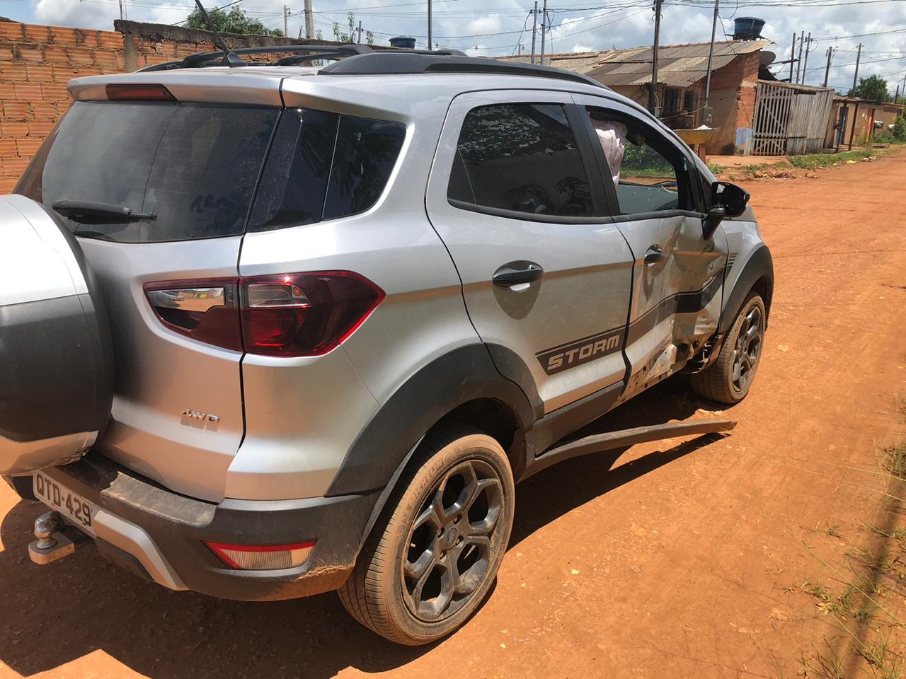 Motociclista fica com lesões pelo corpo após avançar a preferencial e atingir lateral de carro - FOTOS - News Rondônia