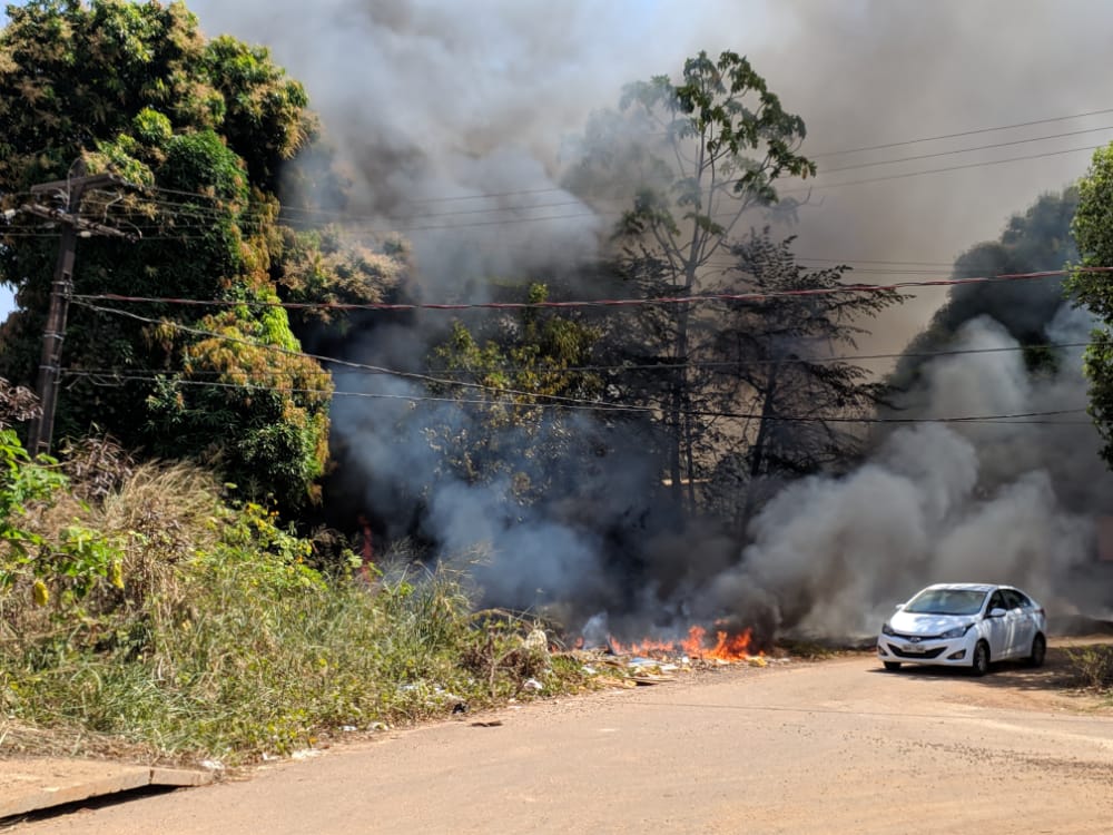 MAIS UM: Incêndio destrói vegetação no bairro Tucumanzal e assusta moradores - News Rondônia