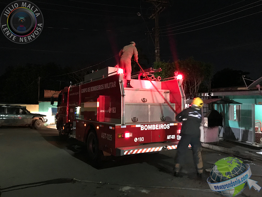 RESIDÊNCIA DE MADEIRA É DESTRUÍDA POR INCÊNDIO NO BAIRRO ELETRONORTE - FOTOS E VÍDEO - News Rondônia RESIDÊNCIA DE MADEIRA É DESTRUÍDA POR INCÊNDIO NO BAIRRO ELETRONORTE - FOTOS E VÍDEO - News Rondônia