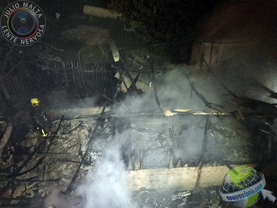 RESIDÊNCIA DE MADEIRA É DESTRUÍDA POR INCÊNDIO NO BAIRRO ELETRONORTE - FOTOS E VÍDEO - News Rondônia