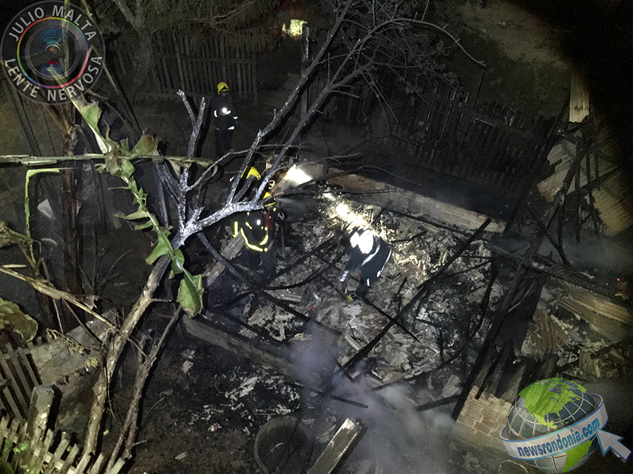 RESIDÊNCIA DE MADEIRA É DESTRUÍDA POR INCÊNDIO NO BAIRRO ELETRONORTE - FOTOS E VÍDEO - News Rondônia