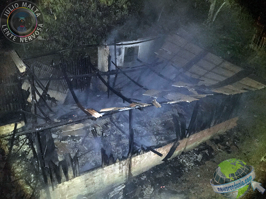 RESIDÊNCIA DE MADEIRA É DESTRUÍDA POR INCÊNDIO NO BAIRRO ELETRONORTE - FOTOS E VÍDEO - News Rondônia