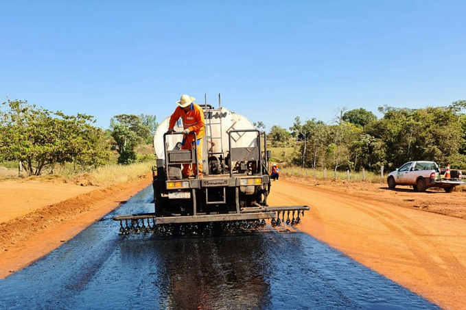 INFRAESTRUTURA - Trecho da RO-010 recebe imprimação asfáltica entre Rolim de Moura e Novo Horizonte do Oeste - News Rondônia