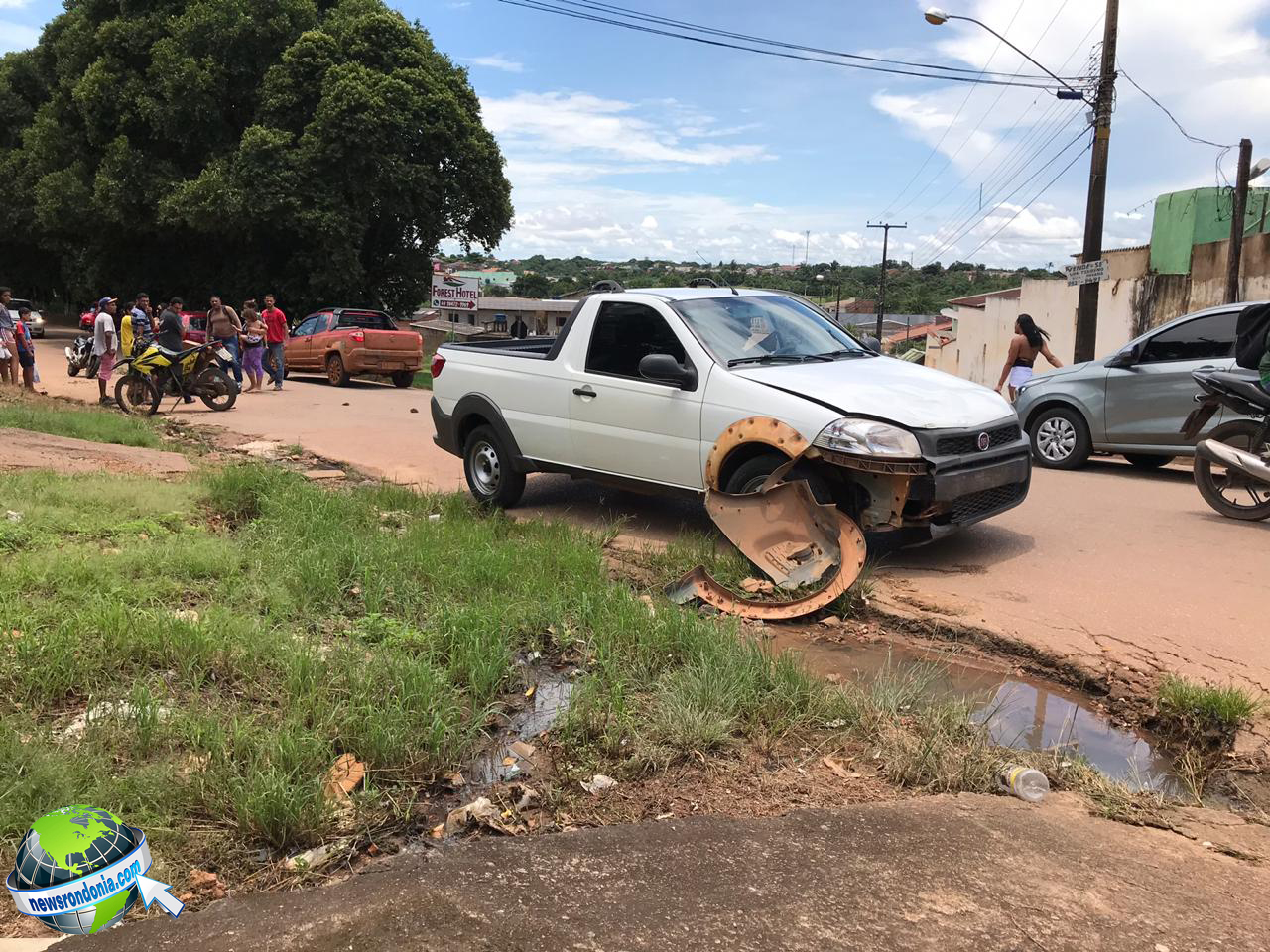 MOTOCICLISTA FICA FERIDO AO SER ATINGIDO POR VEÍCULO QUE SAÍA DE LADEIRA NA ZONA SUL - News Rondônia