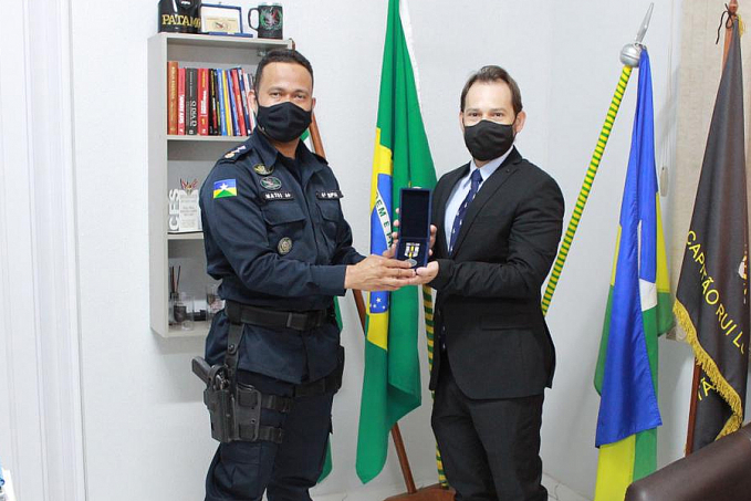 Juiz da comarca de Cacoal recebe Medalha do Mérito Batalhão Capitão Rui Luiz Teixeira concedida pela Polícia Militar - News Rondônia