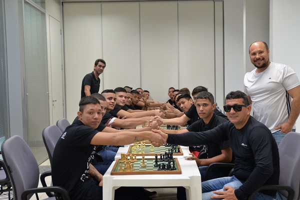 JOVENS DO PROJETO 'SE A VIDA ENSINA, EU SOU APRENDIZ' FAZEM OFICINA DE XADREZ - News Rondônia
