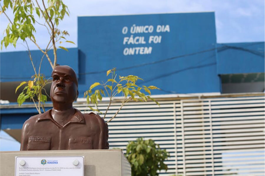 Busto em homenagem a policial militar é descerrado no 5°BPM - News Rondônia