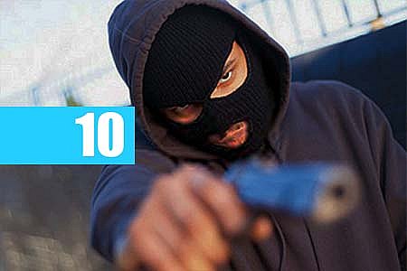 HOMEM FINGINDO ESTAR ARMADO É SURPREENDIDO AO TENTAR ASSALTAR PM - News Rondônia