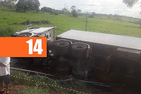 JARU: CAMINHÃO CARREGADO DE CARNE TOMBA NA BR 364 - FOTOS - News Rondônia