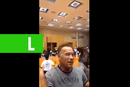 ARNOLD SCHWARZENEGGER É ATINGIDO POR VOADORA EM EVENTO NA ÁFRICA DO SUL - VÍDEO - News Rondônia