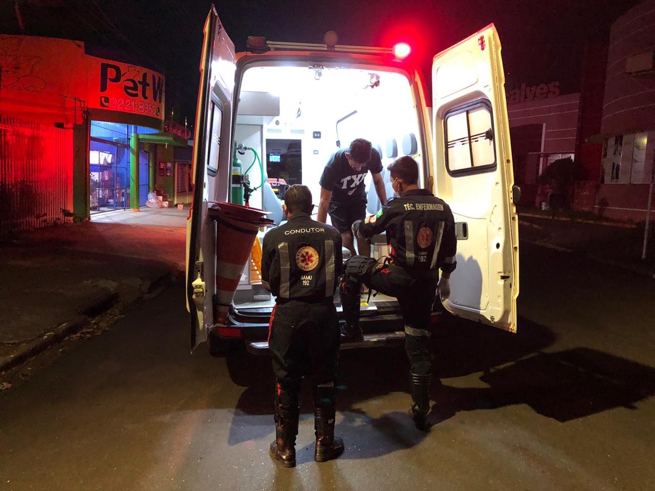 Motociclista fica ferido após avança preferencial e bater violentamente na lateral de carro - News Rondônia