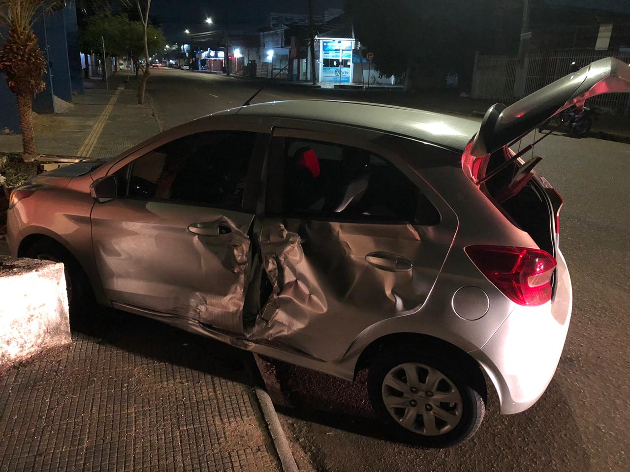 Motociclista fica ferido após avança preferencial e bater violentamente na lateral de carro - News Rondônia