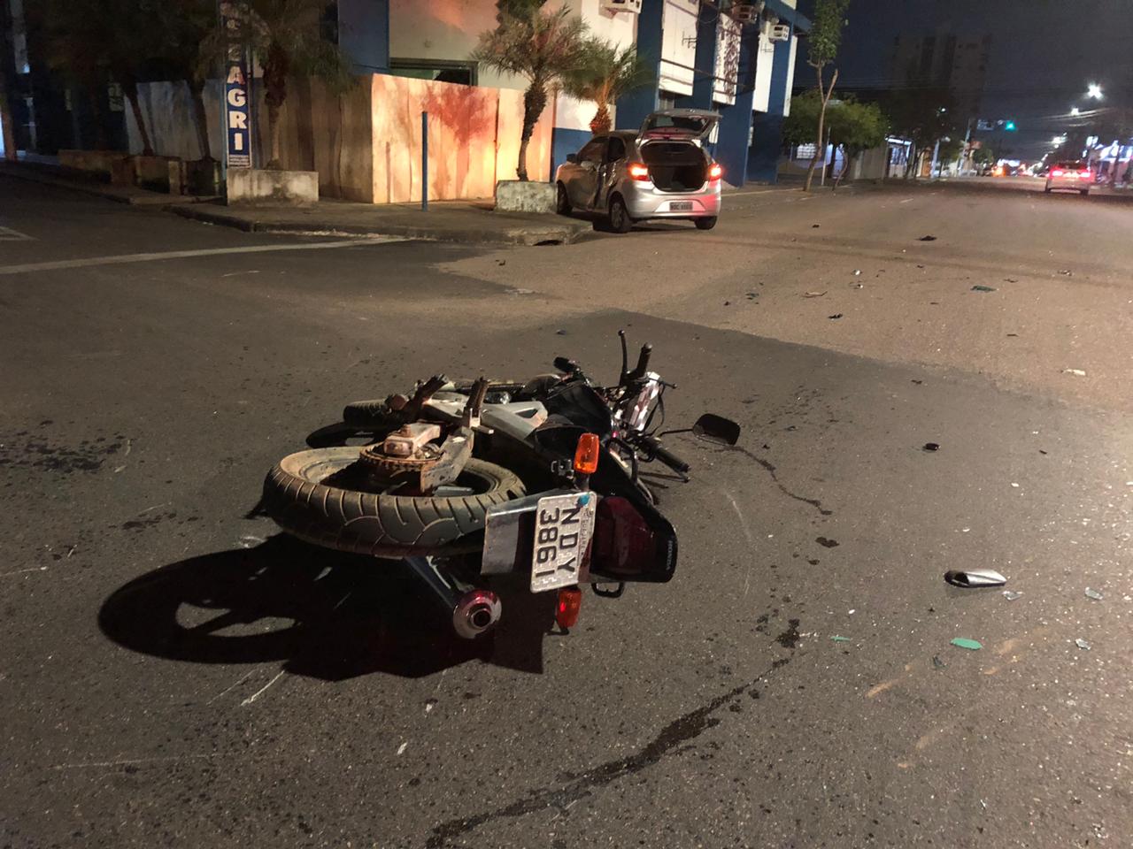 Motociclista fica ferido após avança preferencial e bater violentamente na lateral de carro - News Rondônia