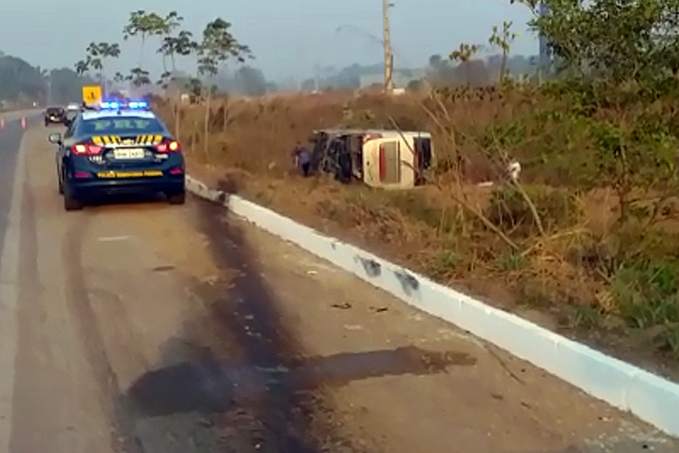Ônibus com 30 passageiros capota e deixa vários feridos na BR-364; veja vídeo - News Rondônia