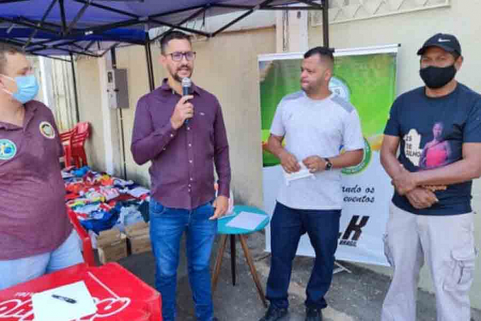 FUTEBOL AMADOR  Vereador Edevaldo Neves participa de entrega de materiais esportivos para equipes da capital - News Rondônia