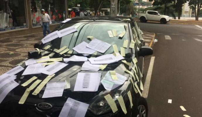 EMPRESÁRIA FICA REVOLTADA COM MULTAS E COLA NO CARRO DEZENAS DE NOTIFICAÇÕES DE TRÂNSITO - News Rondônia