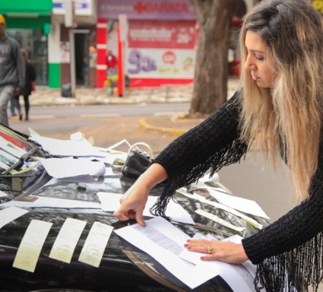EMPRESÁRIA FICA REVOLTADA COM MULTAS E COLA NO CARRO DEZENAS DE NOTIFICAÇÕES DE TRÂNSITO - News Rondônia