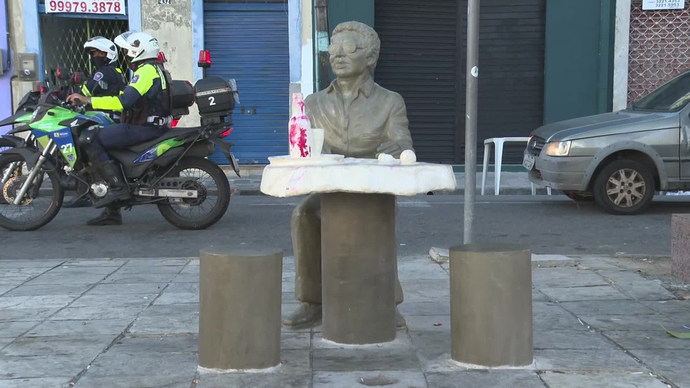 Estátua de Reginaldo Rossi é pichada menos de 20 dias depois de ser inaugurada - News Rondônia
