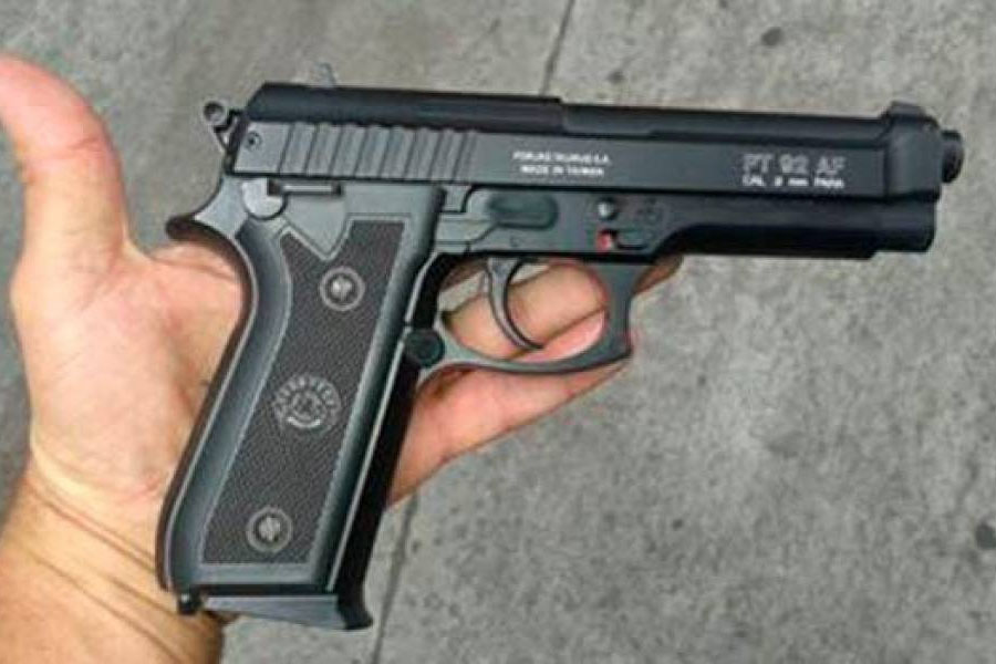 Polícia Militar recupera moto roubada e prende dois envolvidos no crime; arma fake seria usada no assalto - News Rondônia