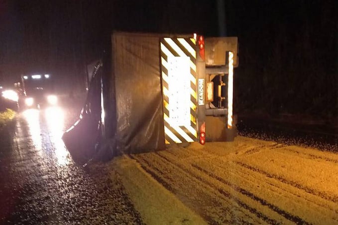 Carreta de Vilhena se envolve em dois acidentes no mesmo dia; o segundo deixou um morto e outro gravemente ferido na BR-364 - News Rondônia