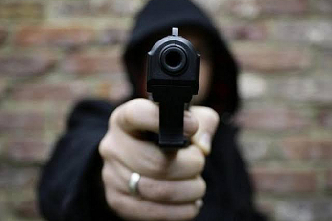 Comerciante leva coronhada na cabeça após tentar tomar arma de assaltante - News Rondônia