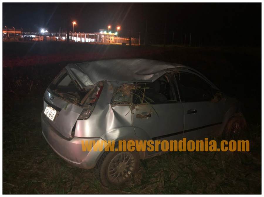 Mulher perde controle de carro e capota próximo ao presídio na Estrada da penal em Porto Velho - News Rondônia