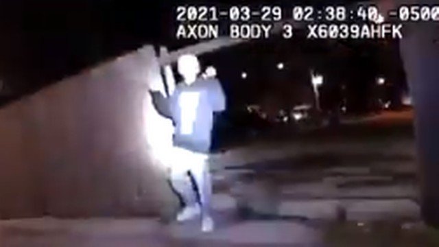 Garoto de 13 anos é visto levantando os braços antes de ser morto por policial - Vídeo - News Rondônia