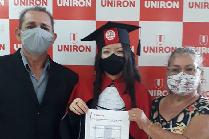 Emoção na colação de grau da UNIRON: Avós acompanham a neta - News Rondônia