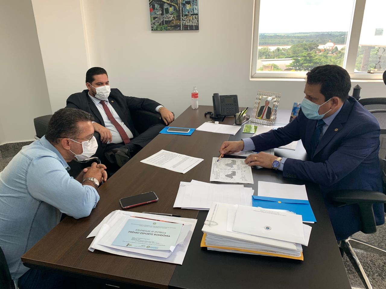 Deputados Jair Montes e Jean Oliveira recebem prefeito de Nova Mamoré - News Rondônia