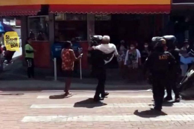 GENTILEZA - PM carrega idoso no colo para atravessar rua no CE - News Rondônia