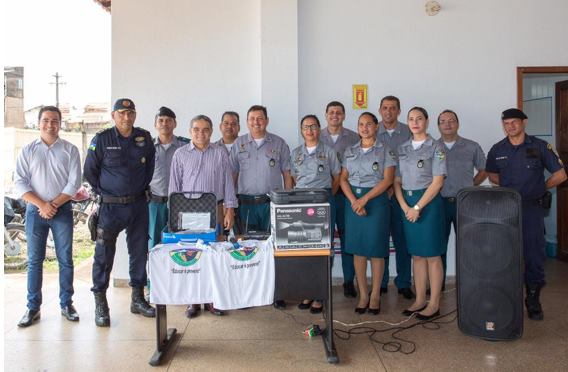 AÉLCIO DA TV ENTREGA EQUIPAMENTOS PARA O PROERD - News Rondônia