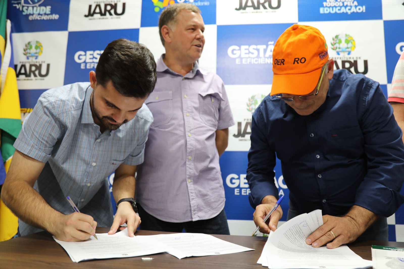 PREFEITO DE JARU ASSINA CONVÊNIOS COM O ESTADO PARA INVESTIR EM INFRAESTRUTURA QUE PASSAM DOS R$ 3 MILHÕES - News Rondônia