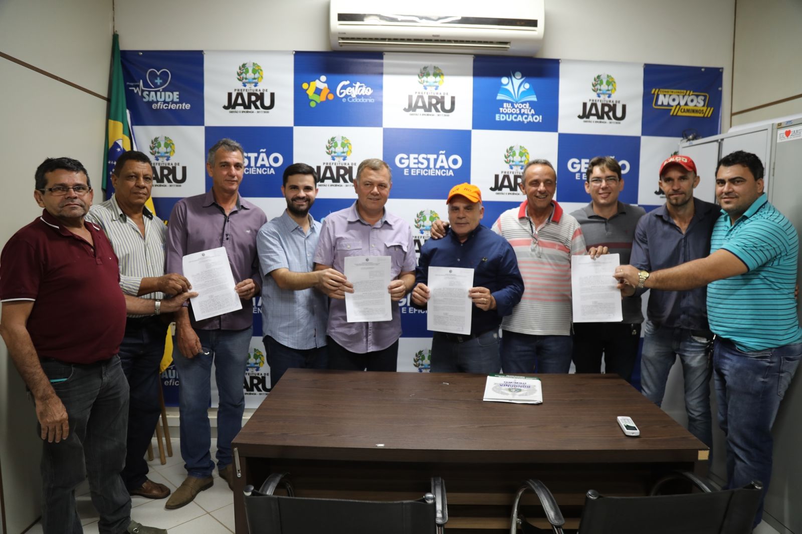 PREFEITO DE JARU ASSINA CONVÊNIOS COM O ESTADO PARA INVESTIR EM INFRAESTRUTURA QUE PASSAM DOS R$ 3 MILHÕES - News Rondônia