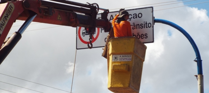 SEMTRAN CONCLUI INSTALAÇÃO DE PLACAS À ENTRADA DA VILA FERROVIÁRIA - News Rondônia