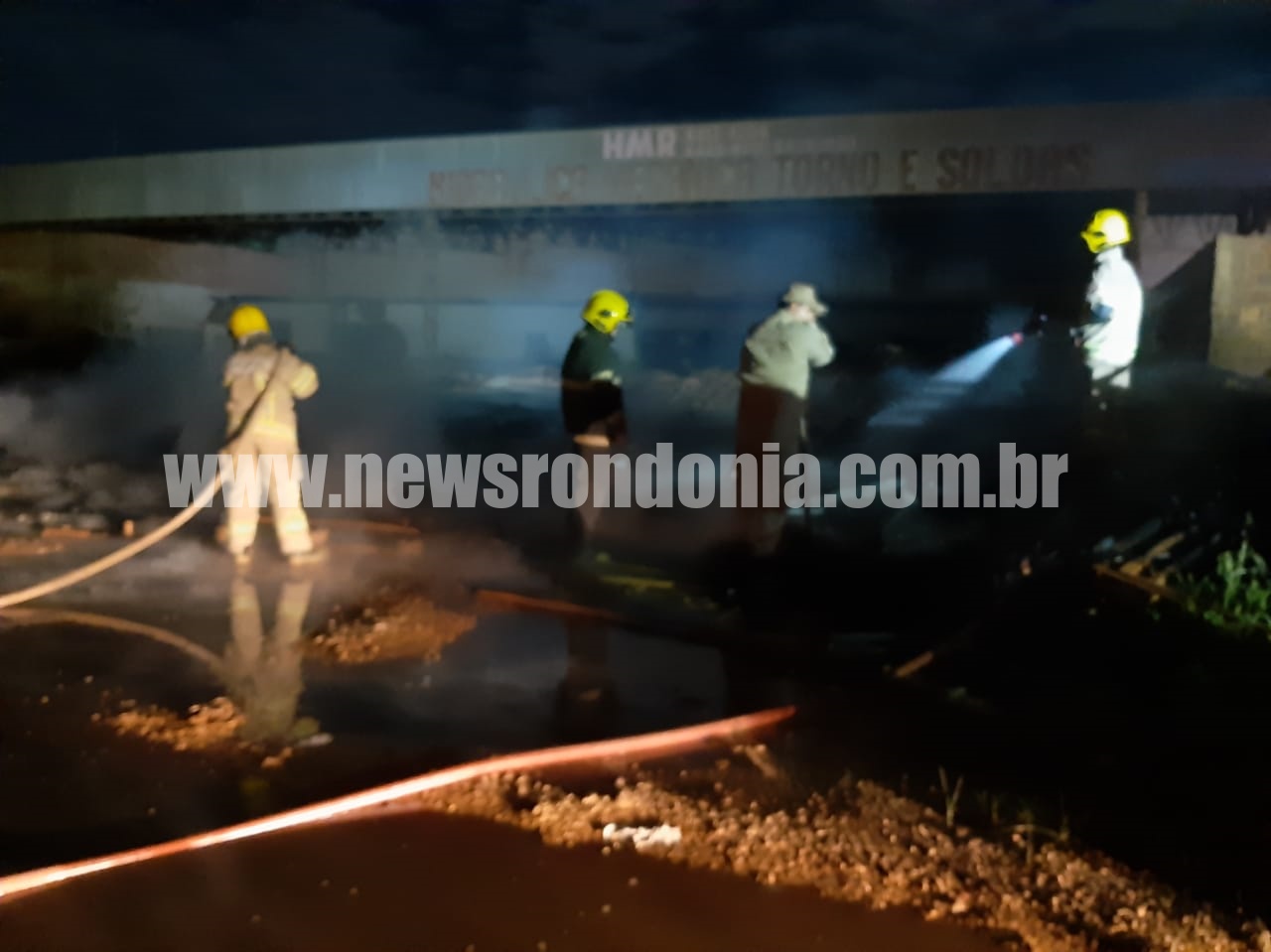 BOMBEIROS SÃO ACIONADOS PARA COMBATER INCÊNDIO PRÓXIMO AO POSTO CARGA PESADA EM PORTO VELHO - News Rondônia