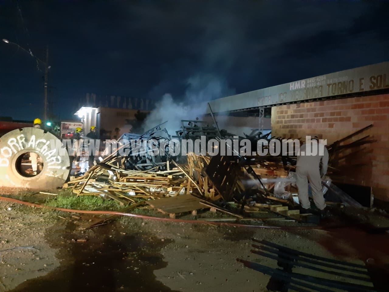 BOMBEIROS SÃO ACIONADOS PARA COMBATER INCÊNDIO PRÓXIMO AO POSTO CARGA PESADA EM PORTO VELHO - News Rondônia