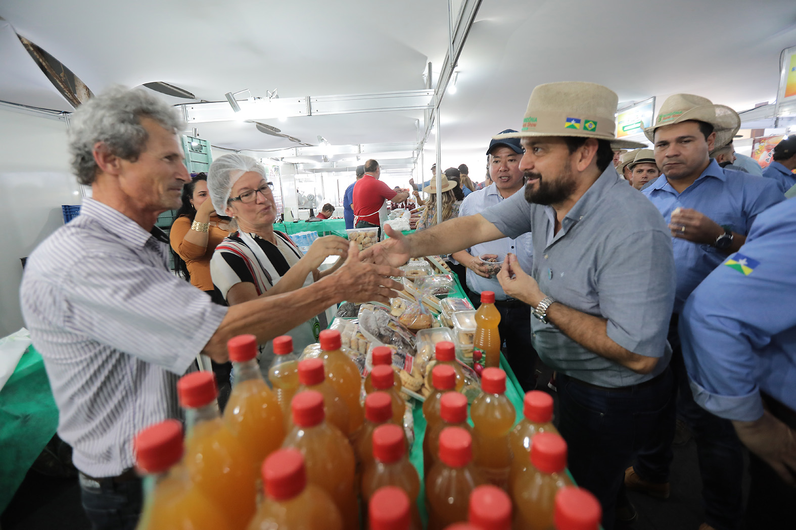 LAERTE GOMES PERCORRE EXPOSITORES NA 8ª RONDÔNIA RURAL SHOW E DESTACA RIQUEZA DO SETOR PRODUTIVO RONDONIENSE - News Rondônia