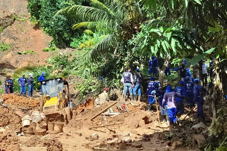 Após mãe e filho, Bombeiros encontram corpos de pai e filha abraçados em casa de família atingida por barreira - News Rondônia