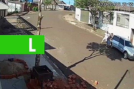 COMÉDIA: CARRO DE LADRÕES DESCE A RUA SOZINHO DURANTE ASSALTO; ASSISTA AO VÍDEO - News Rondônia