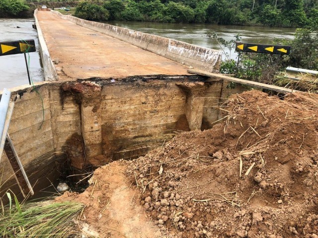CABECEIRA DE PONTE DESMORONA APÓS CHEIA DO RIO JAMARI NA RO-459 - News Rondônia