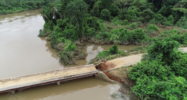 CABECEIRA DE PONTE DESMORONA APÓS CHEIA DO RIO JAMARI NA RO-459 - News Rondônia