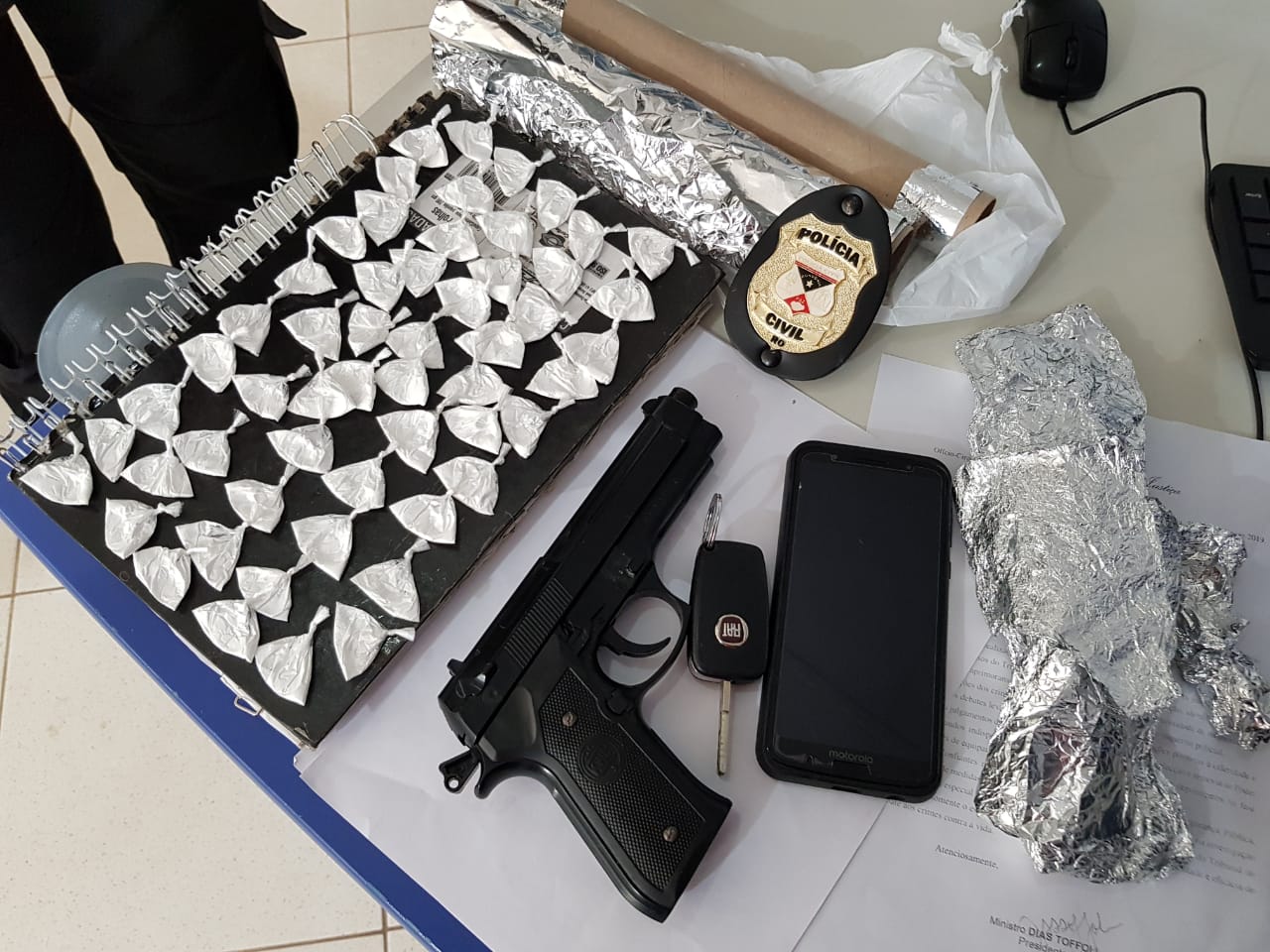 SUSPEITOS DE TENTATIVA DE HOMICÍDIO SÃO PRESOS COM CARRO ROUBADO, DROGA E SIMULACRO DE PISTOLA - News Rondônia