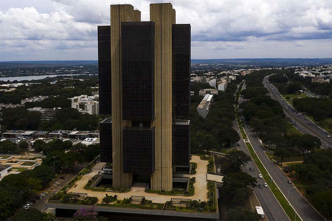 Riscos fiscais levam BC a adotar política mais contracionista - News Rondônia