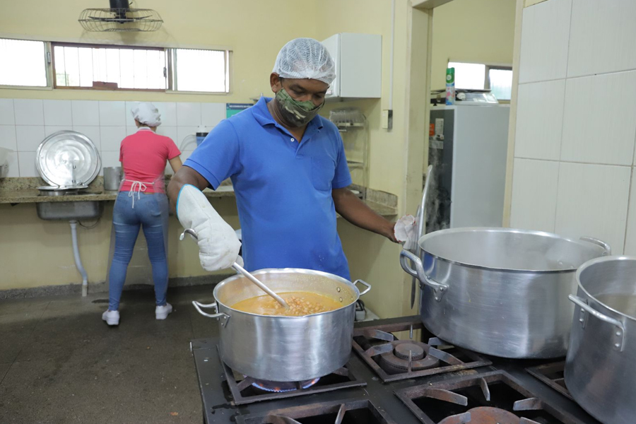 Merendeira escolar em Porto Velho fala da satisfação em contribuir para a segurança alimentar dos alunos - News Rondônia