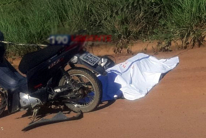MORTE NA RODOVIA - Motociclista colide violentamente na traseira de veículo em Rondônia - News Rondônia
