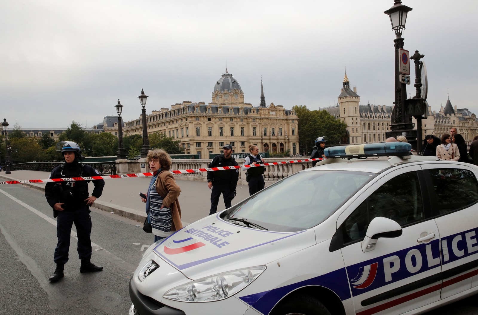 HOMEM ATACA POLICIAIS COM FACA EM PARIS - News Rondônia