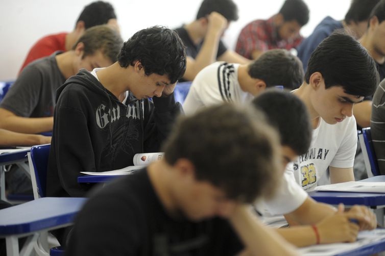 GOVERNO ANUNCIA RECURSOS DE R$ 600 MILHÕES PARA O ENSINO MÉDIO - News Rondônia