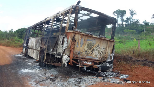 URGENTE - ÔNIBUS ESCOLAR RURAL DA EMPRESA FREITAS, ANTIGA TRÊS MARIAS, PEGA FOGO NA LINHA CARACOL - News Rondônia